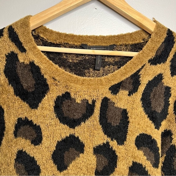 BCBGMAXAZRIA Pullover Sweater Leopard Print Camel Black Sz M Fluffy Soft - Picture 3 of 10